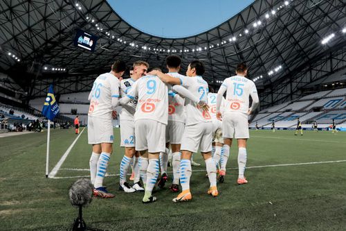 Frank McCourt, patronul lui Marseille, l-a numit oficial aseară pe Jorge Sampaoli în locul lui Andre Villas-Boas, iar Jacques-Henri Eyraud a fost demis și substituit cu directorul tehnic Pablo Longoria.