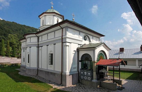 Gigi Becali l-a întâlnit pe Teodor Crăciunescu la mănăstire: „Mi-a spus că stă mai mult acolo, că se roagă” + Reacția lui Ion Crăciunescu