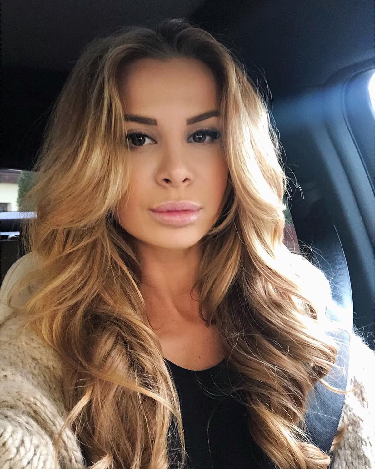 FOTO Povestea unei imagini memorabile » Cum a ajuns una dintre cele mai sexy românce să se fotografieze cu Leo Messi