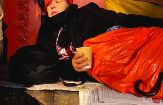 FOTO O fostă participantă la competiții internaționale de natație doarme de 4 ani într-un cimitir: „Muncesc de la 14 ani, dar acum supraviețuiesc fără vreun ban”