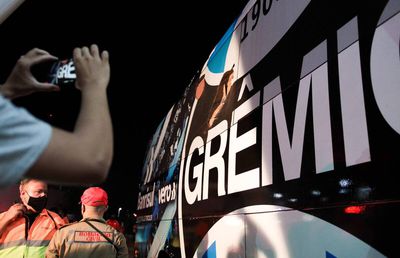 Autocarul unei echipe din Brazilia, atacat cu brutalitate! Un jucător a fost lovit în cap cu o piatră