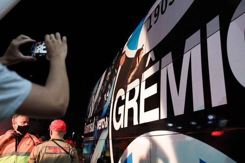 Autocarul lui Gremio a fost atacat brutal sâmbătă de fanii rivalei Internacional //Foto:  Imago