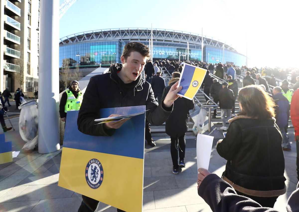 Chelsea - Liverpool, finala Cupei Ligii Angliei » Mii de steaguri ale Ucrainei pe Wembley