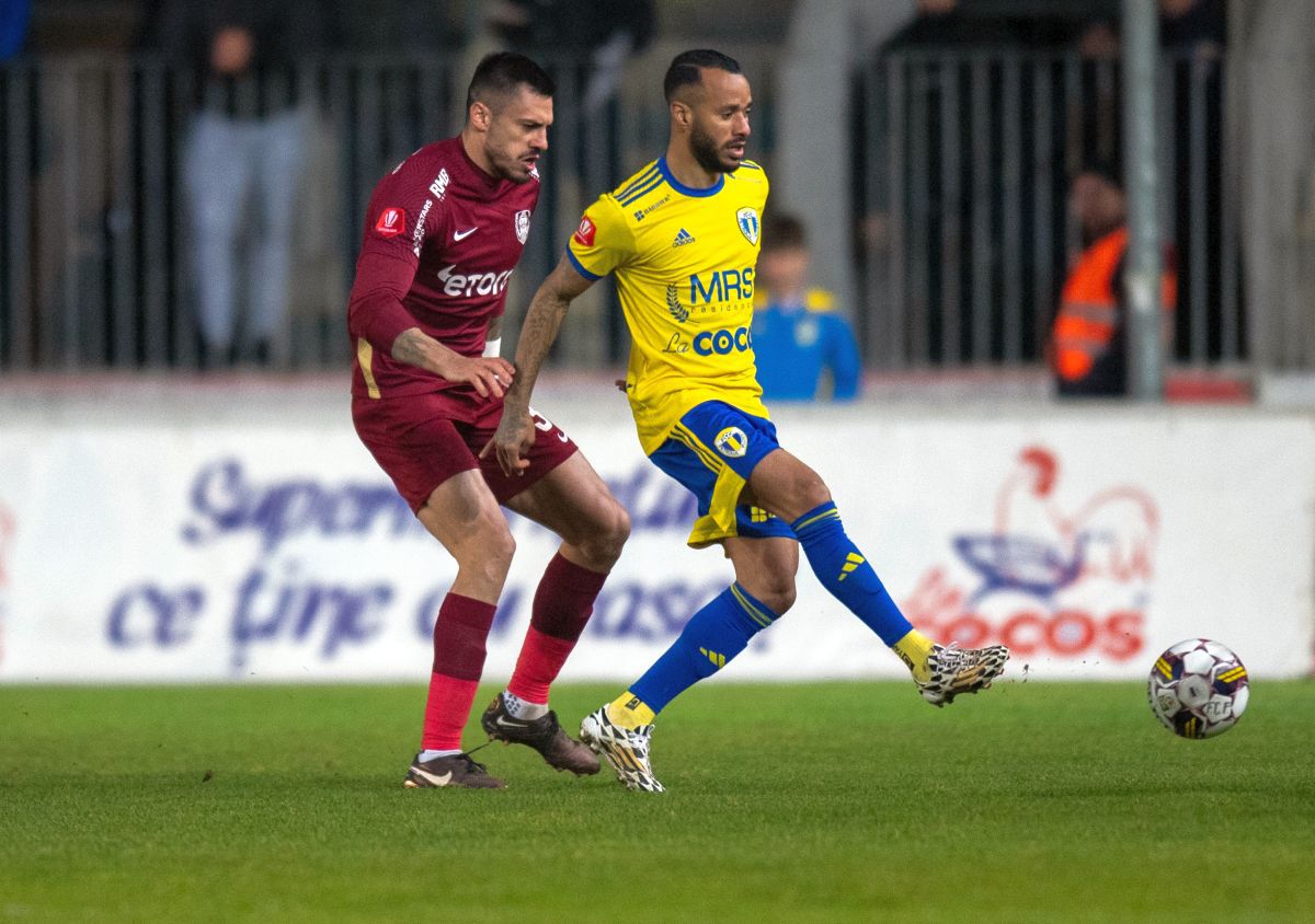 Fază controversată la Petrolul - CFR Cluj: arbitrul Găman nu a văzut un penalty în prima repriză!