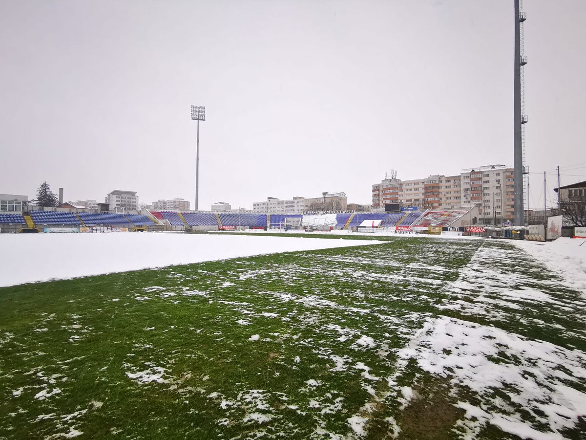 Stadionul de la Botoșani, acoperit de zăpada