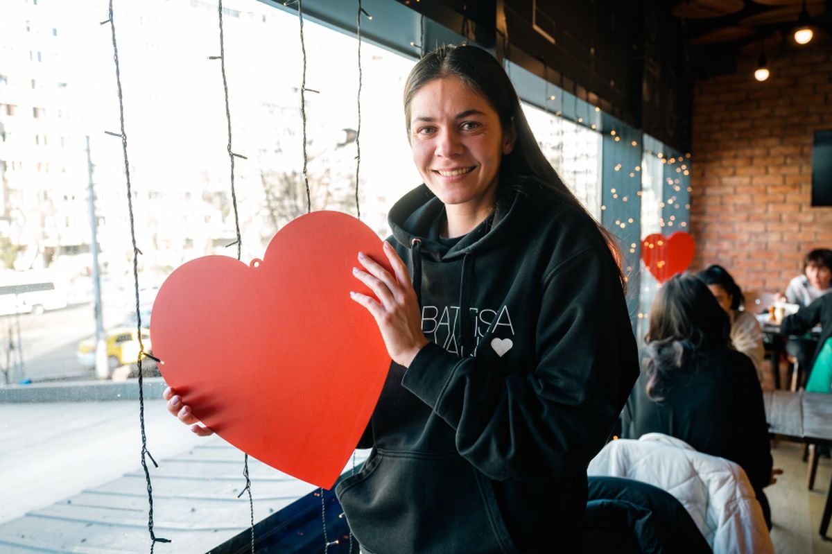 Andreea Mitu și aventura pe care o trăiește alături de Adam, fiul pasionat de robotică: „L-am luat peste tot, la două săptămâni era cu mine pe teren”