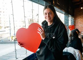 Andreea Mitu și aventura pe care o trăiește alături de Adam, fiul pasionat de robotică: „L-am luat peste tot, la două săptămâni era cu mine pe teren”