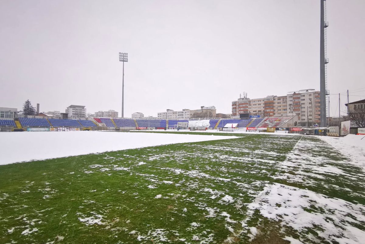 Probleme la Botoșani înainte de meciul cu Rapid » Luni, terenul era acoperit de zăpadă