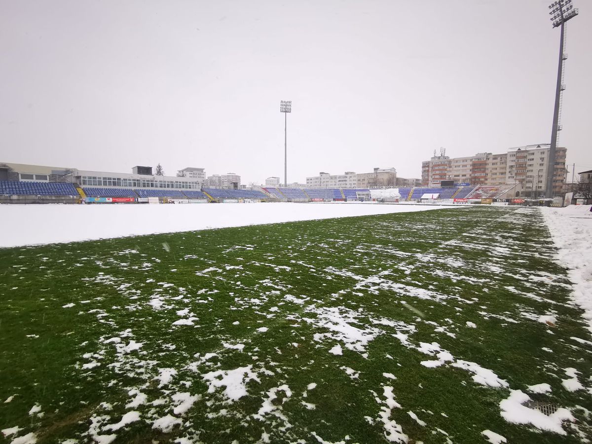 Stadionul de la Botoșani, acoperit de zăpada