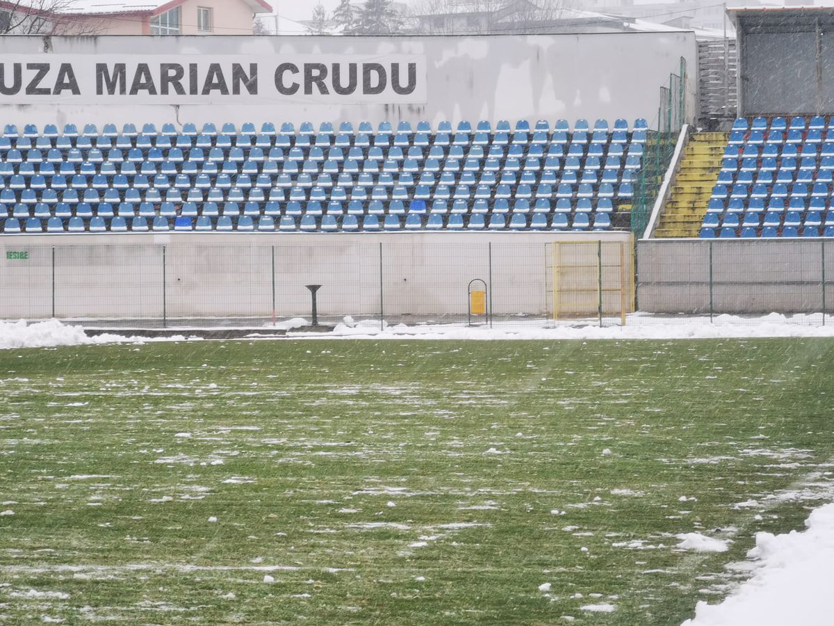 Stadionul de la Botoșani, acoperit de zăpada