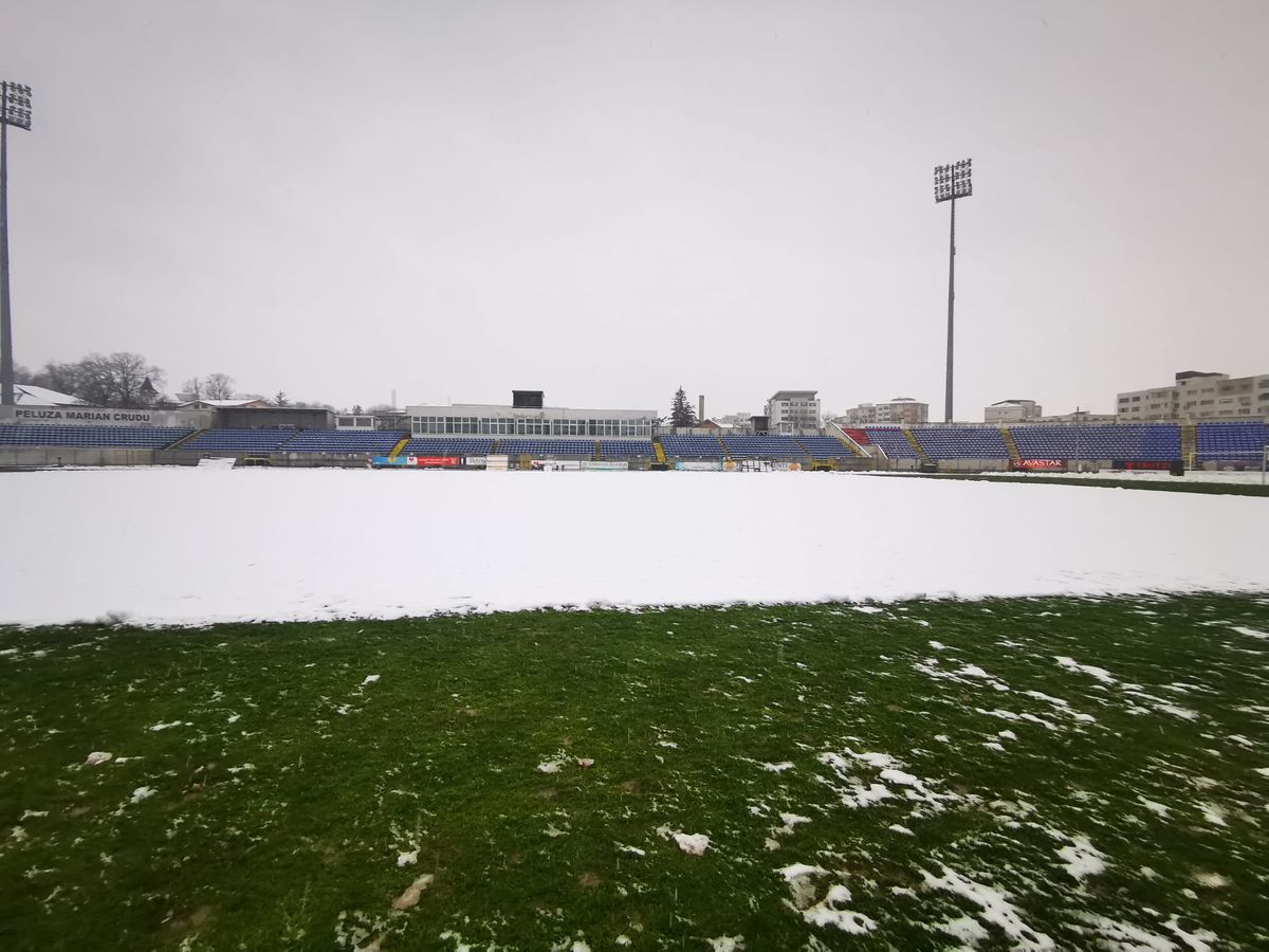 Stadionul de la Botoșani, acoperit de zăpada