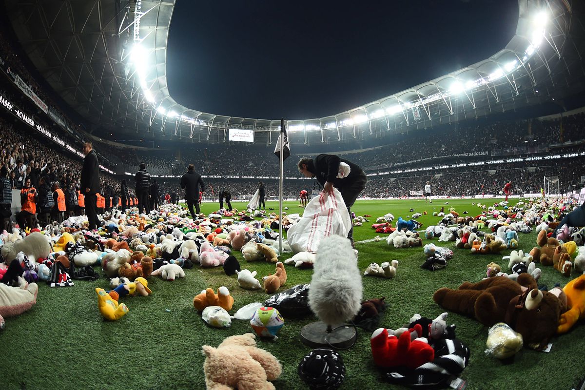 Alexandru Maxim, cu ochii în lacrimi pe stadion, la Istanbul. Meciul lui Beșiktaș a fost întrerupt pentru un moment emoționant