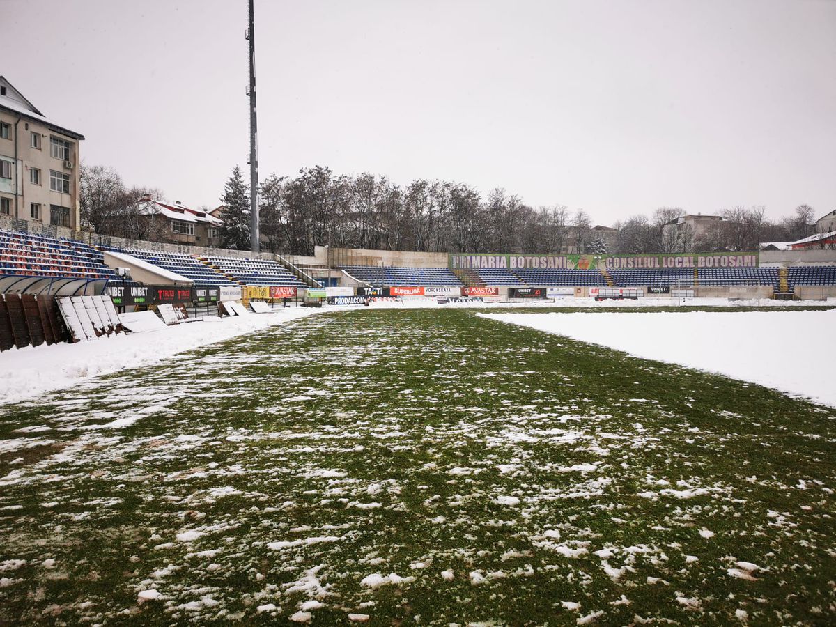 Stadionul de la Botoșani, acoperit de zăpada