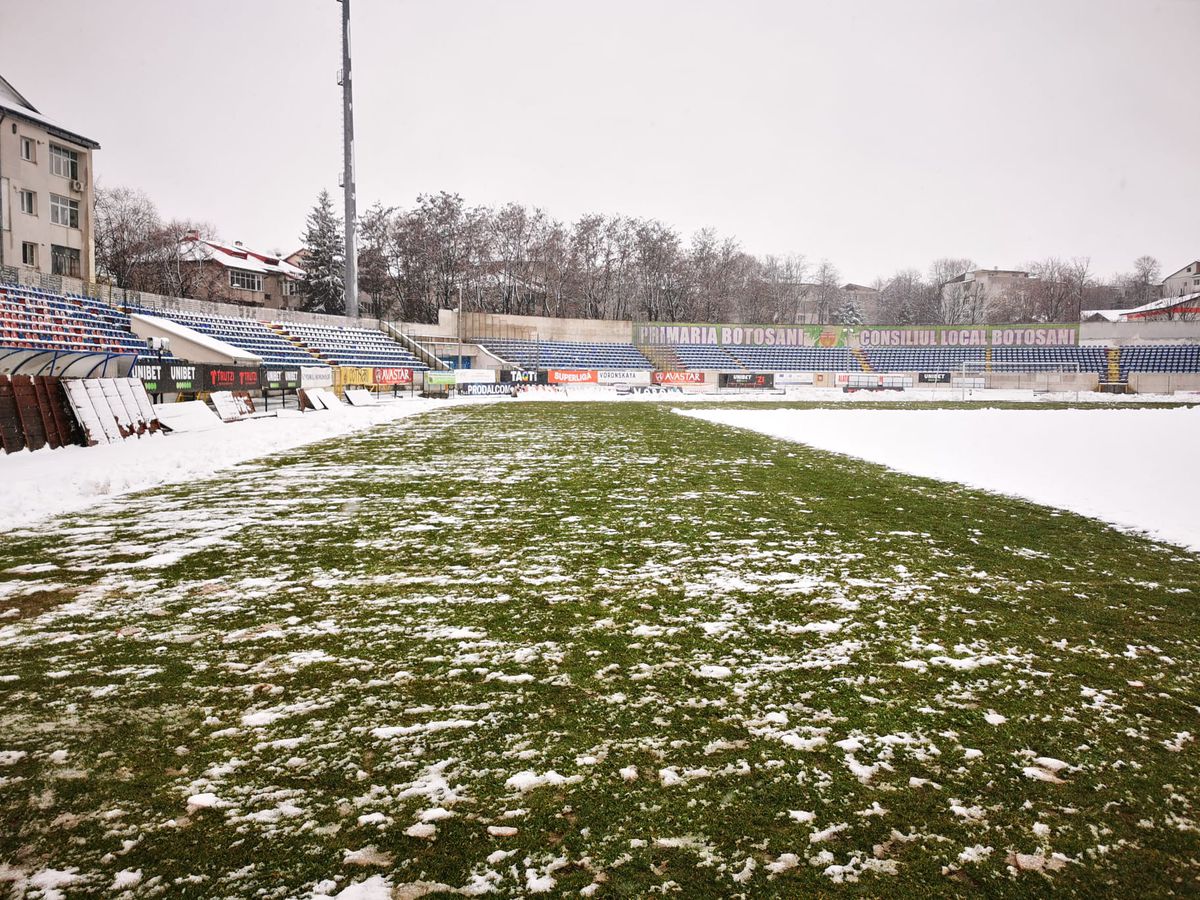 Stadionul de la Botoșani, acoperit de zăpada