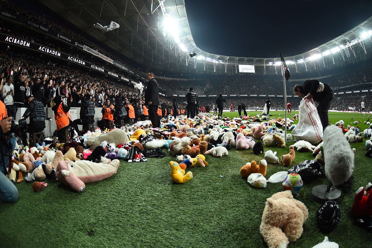 Alexandru Maxim, cu ochii în lacrimi pe stadion, la Istanbul. Meciul lui Beșiktaș a fost întrerupt pentru un moment emoționant