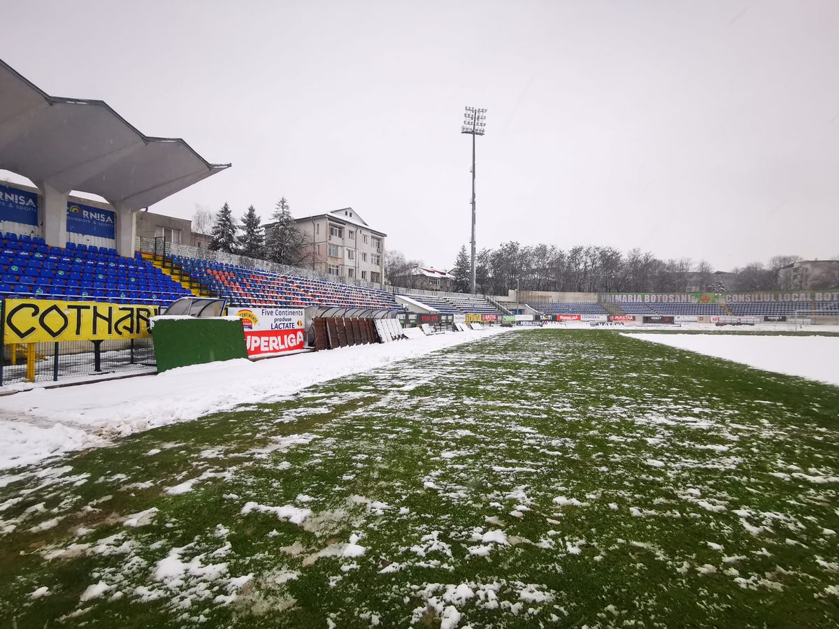 Stadionul de la Botoșani, acoperit de zăpada