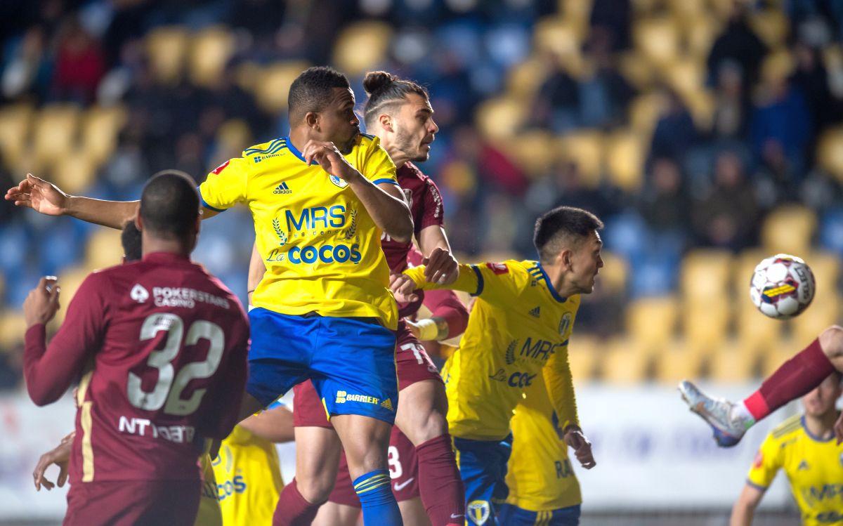 Dan Petrescu a pierdut un titular la Ploiești: scos pe brațe, imediat după ce a marcat