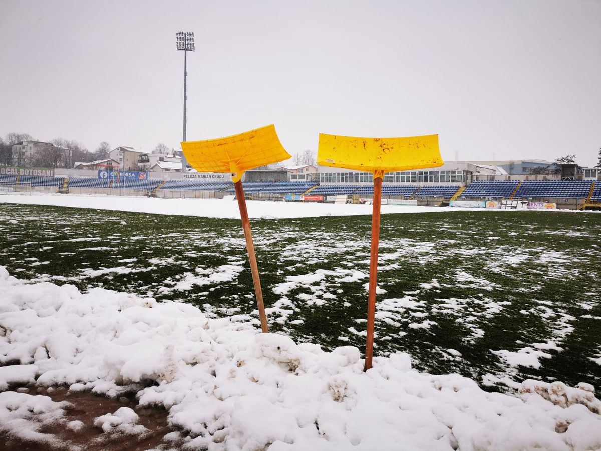 Stadionul de la Botoșani, acoperit de zăpada