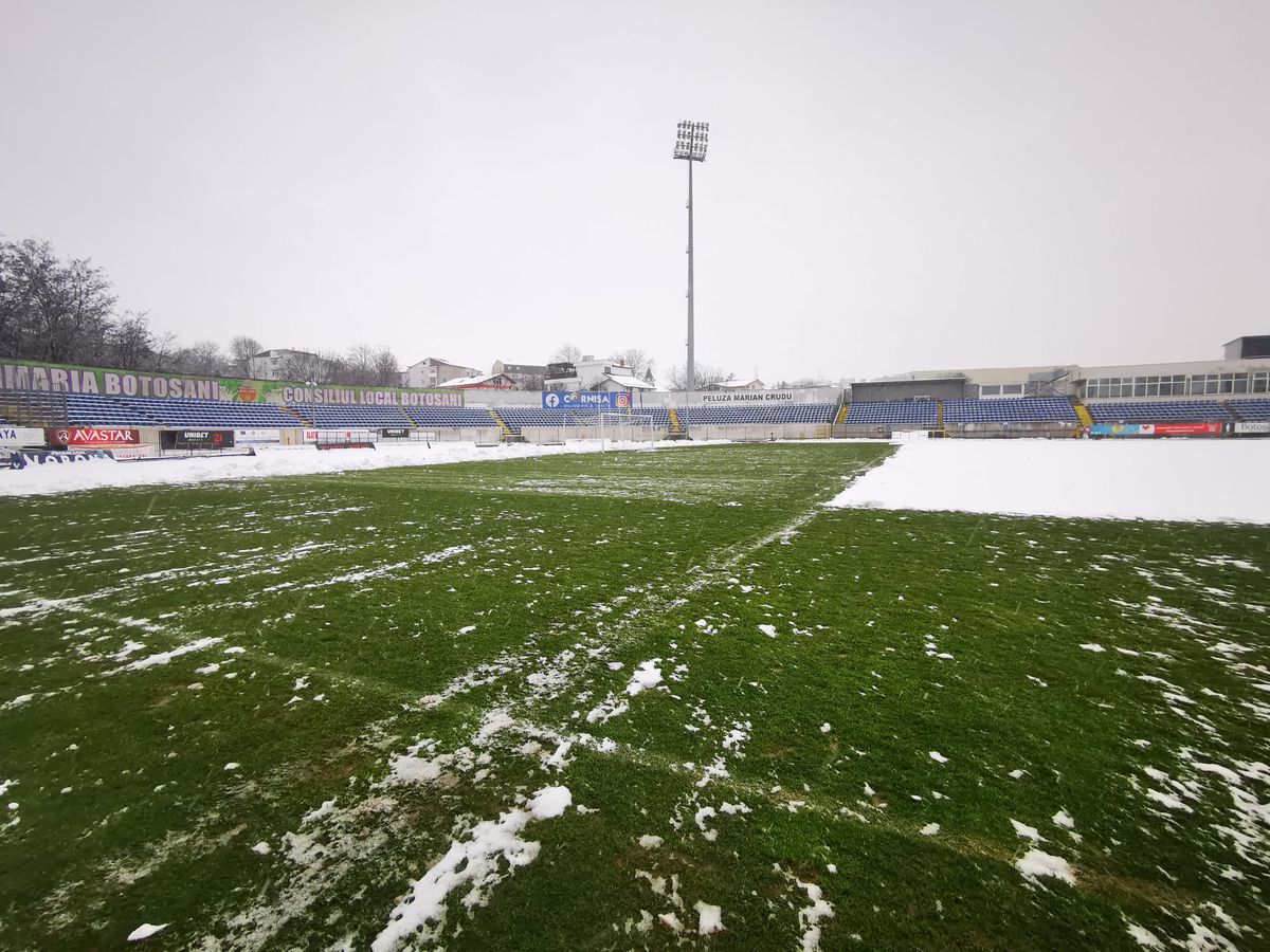 Stadionul de la Botoșani, acoperit de zăpada