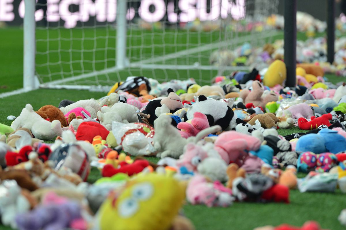 Alexandru Maxim, cu ochii în lacrimi pe stadion, la Istanbul. Meciul lui Beșiktaș a fost întrerupt pentru un moment emoționant