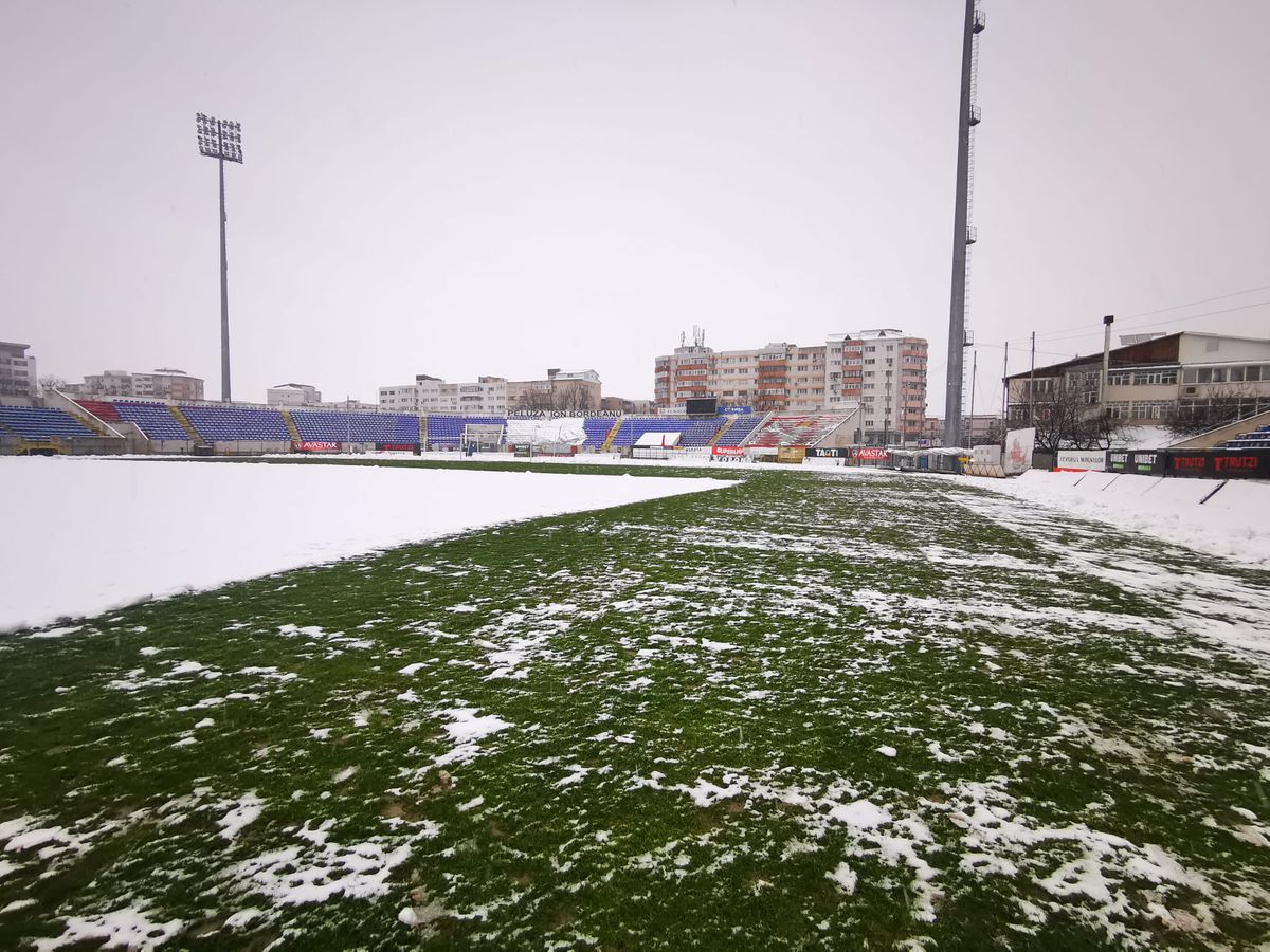 Stadionul de la Botoșani, acoperit de zăpada