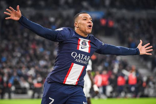 Kylian Mbappe (24 de ani), atacantul campioanei Franței, PSG, a devenit, duminică seară, grație „dublei” marcate în derby-ul cu Olympique Marseille, cel mai bun marcator din istoria clubului din capitala Franței, cu 200 de goluri. 
Foto. Imago