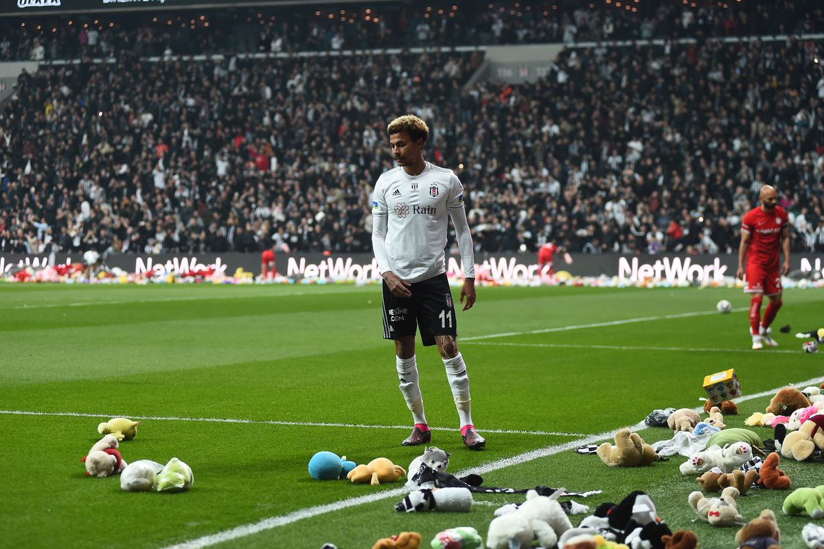 Alexandru Maxim, cu ochii în lacrimi pe stadion, la Istanbul. Meciul lui Beșiktaș a fost întrerupt pentru un moment emoționant
