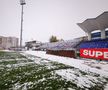 Stadionul de la Botoșani, acoperit de zăpada