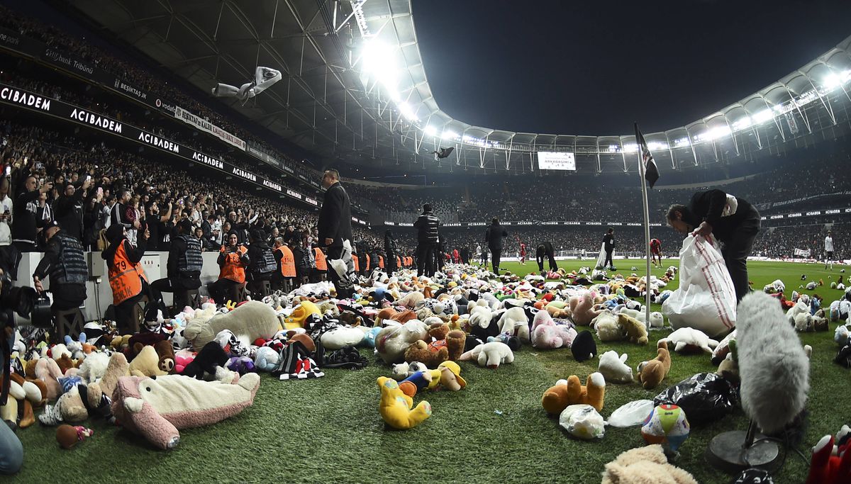 Alexandru Maxim, cu ochii în lacrimi pe stadion, la Istanbul. Meciul lui Beșiktaș a fost întrerupt pentru un moment emoționant