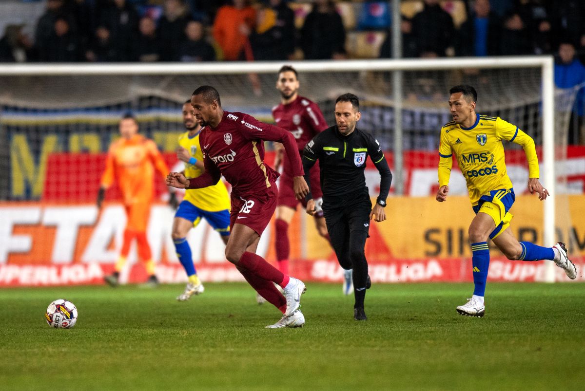 Fază controversată la Petrolul - CFR Cluj: arbitrul Găman nu a văzut un penalty în prima repriză!