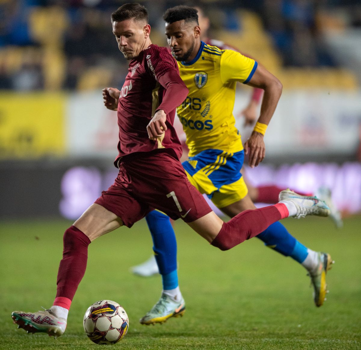 „Dansând cu lupii” » CFR Cluj marchează de cinci ori la Ploiești și se apropie la două puncte de Farul. Clasamentul ACUM