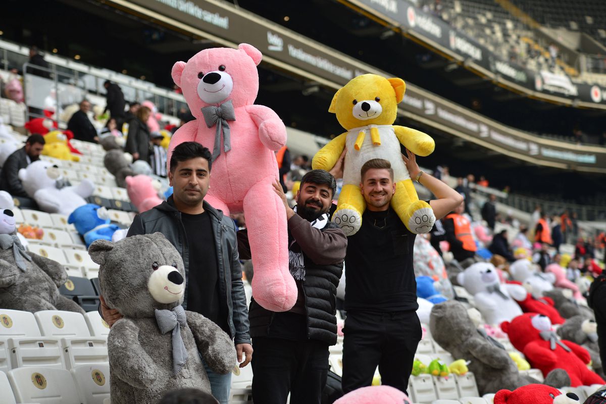 Alexandru Maxim, cu ochii în lacrimi pe stadion, la Istanbul. Meciul lui Beșiktaș a fost întrerupt pentru un moment emoționant