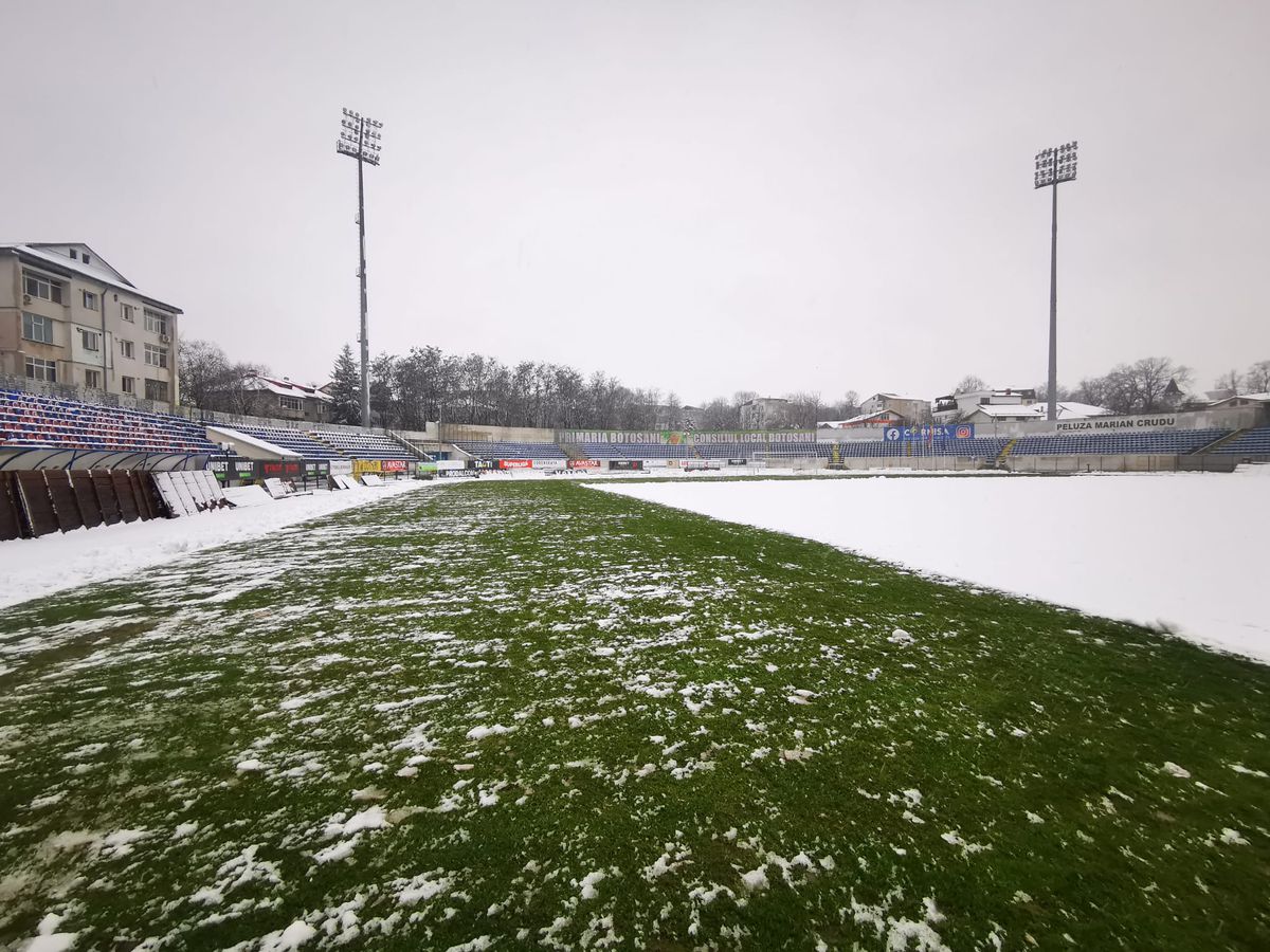 Stadionul de la Botoșani, acoperit de zăpada