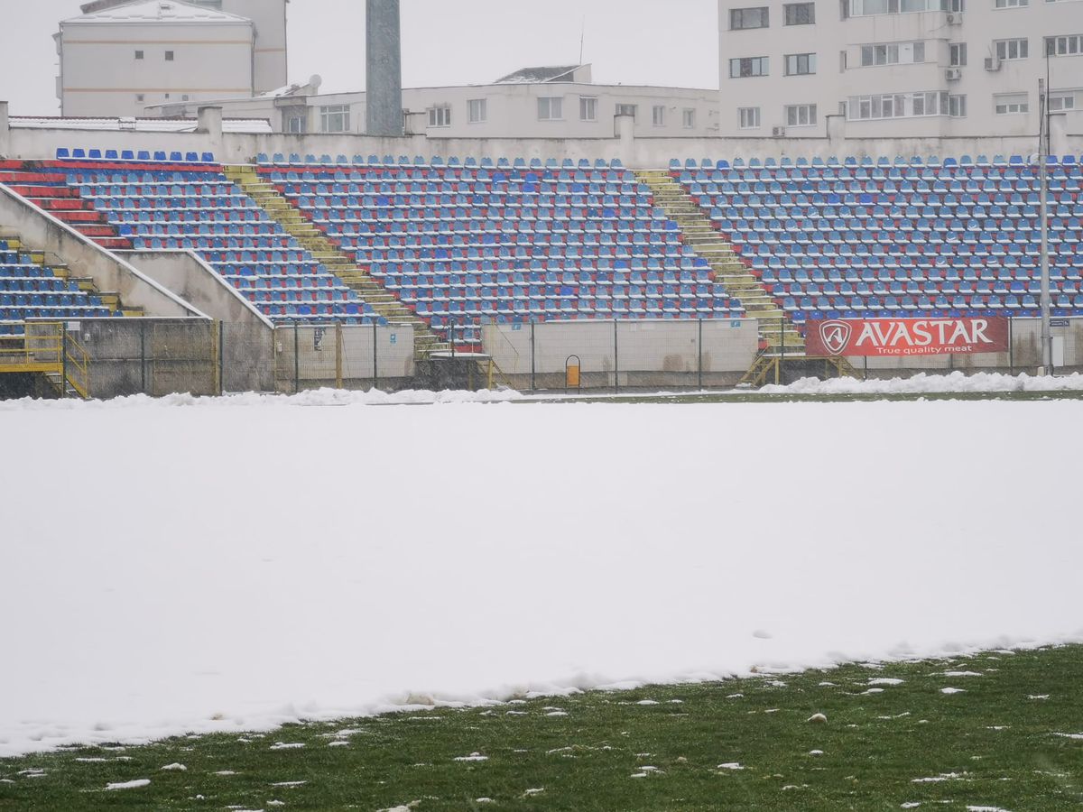 Stadionul de la Botoșani, acoperit de zăpada