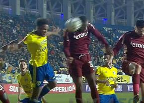 Fază controversată la Petrolul - CFR Cluj: arbitrul Găman nu a văzut un penalty în prima repriză!