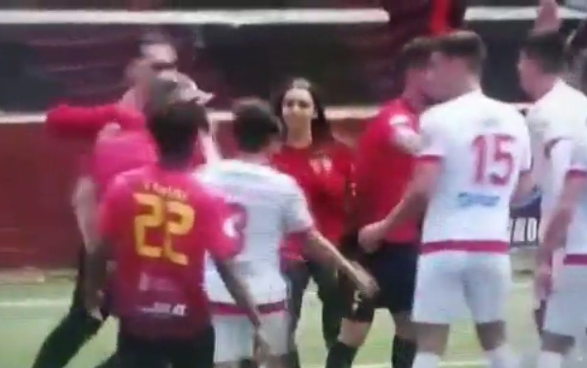 Imagini reprobabile din timpul meciului! Un minor a intervenit pentru a-și opri tatăl, care a intrat pe teren și a lovit un adversar