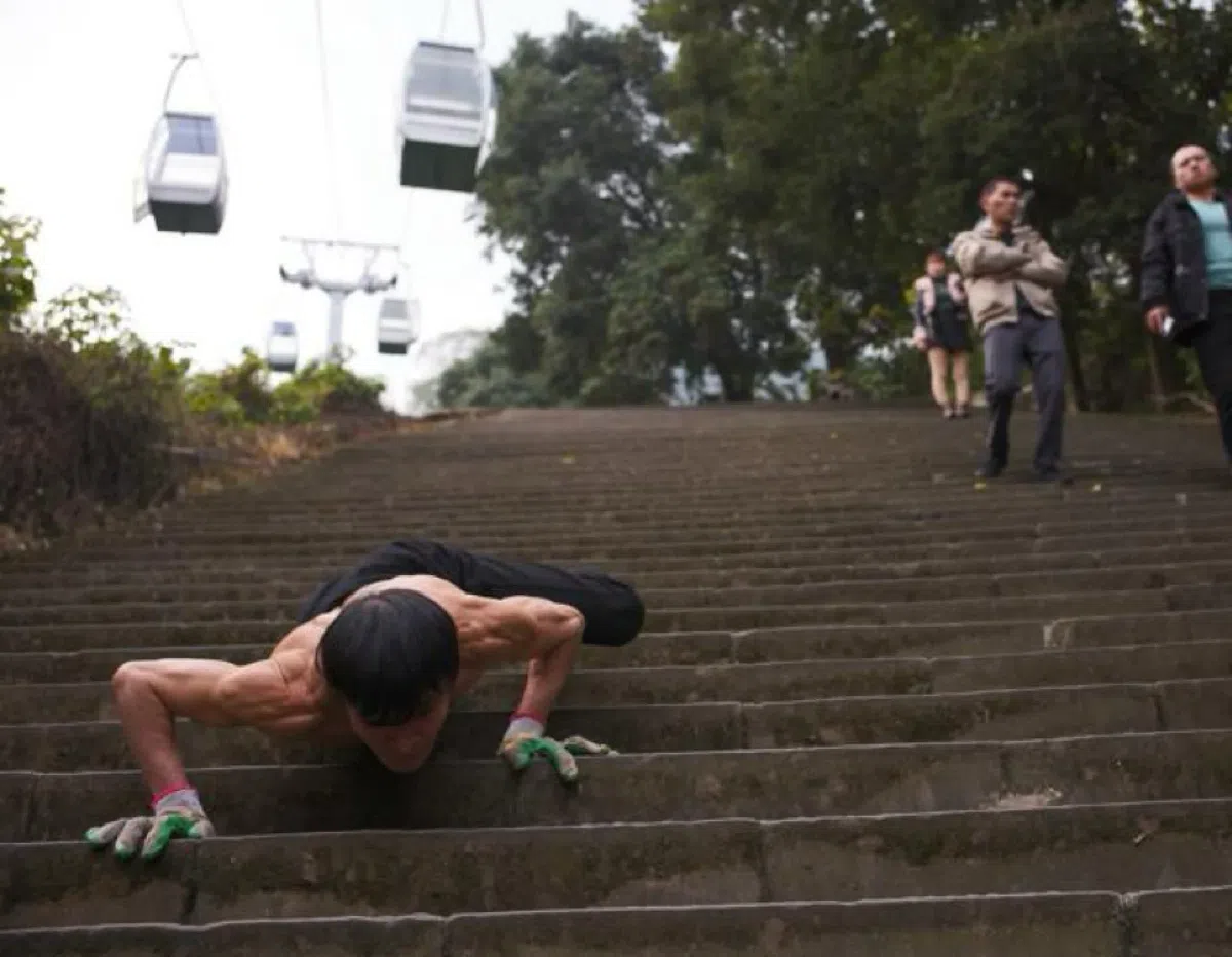 La 70 de ani, a înlocuit firele albe cu mușchi » Secretul din spatele formei incredibile