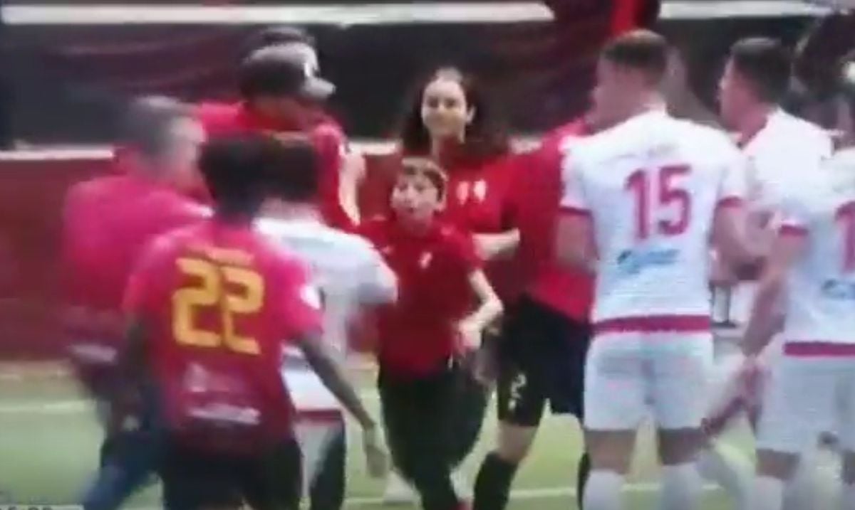 Imagini reprobabile la un meci de tineret! Un minor a intervenit pentru a-și opri tatăl care a lovit un jucător