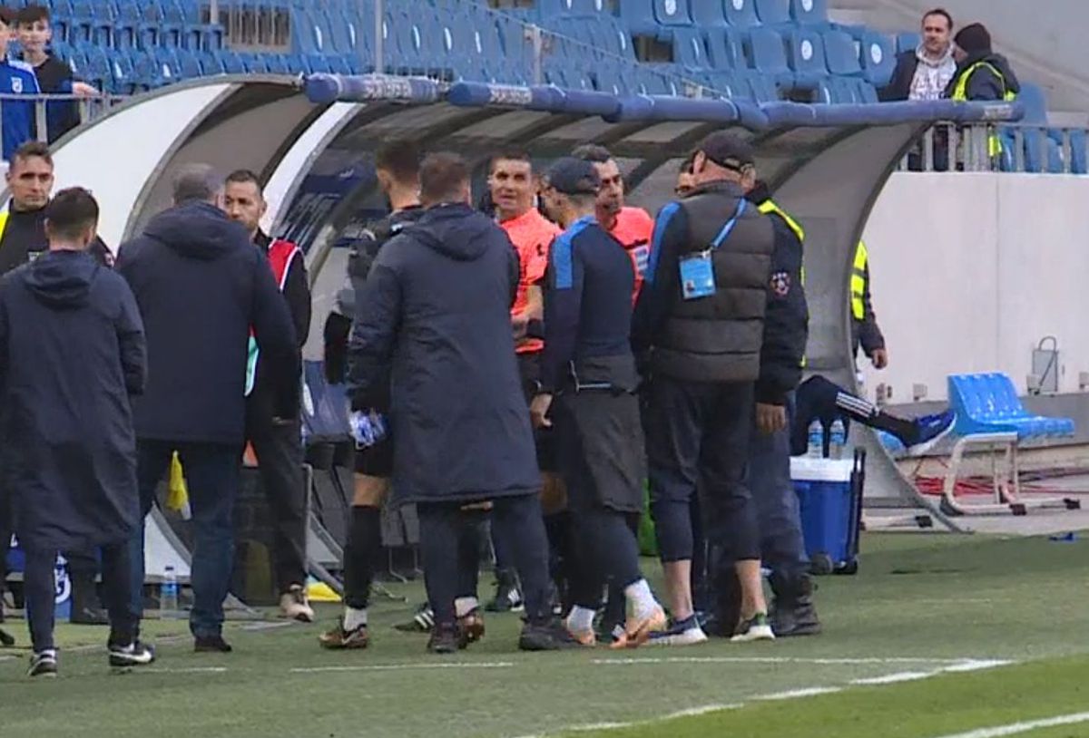 Scandal în FCU Craiova - Poli Iași: Leo Grozavu s-a dus peste arbitri