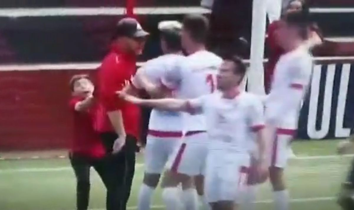 Imagini reprobabile din timpul meciului! Un minor a intervenit pentru a-și opri tatăl, care a intrat pe teren și a lovit un adversar