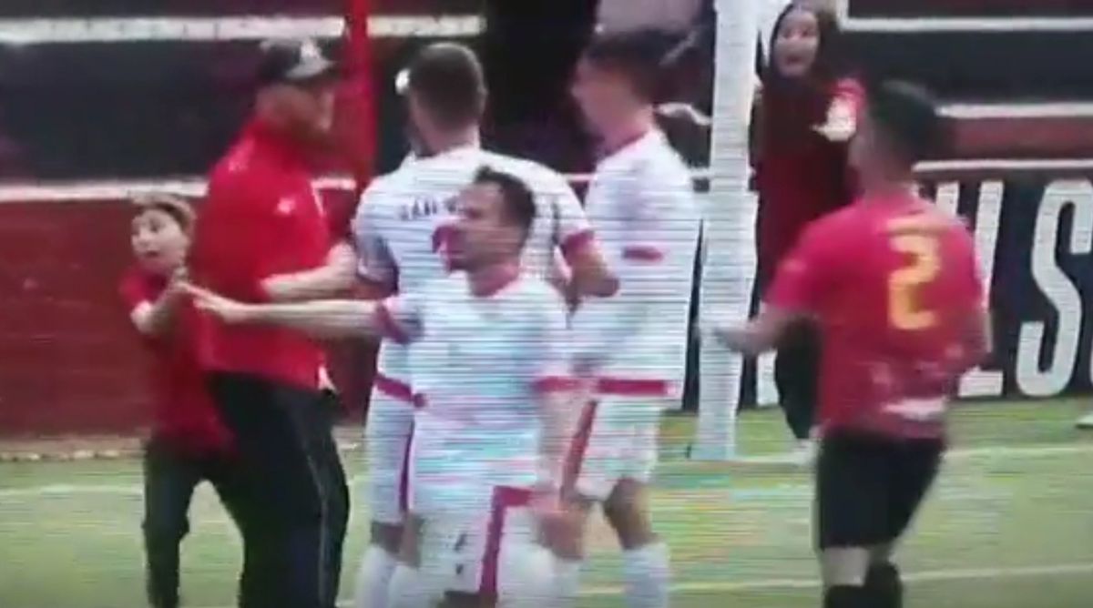 Imagini reprobabile din timpul meciului! Un minor a intervenit pentru a-și opri tatăl, care a intrat pe teren și a lovit un adversar