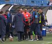 Au apărut imaginile cu scandal de la pauză din FCU Craiova - Poli Iași: Leo Grozavu s-a dus peste arbitri și a fost oprit doar de forțele de ordine! Ce i-a făcut „centralului” + reacția acestuia