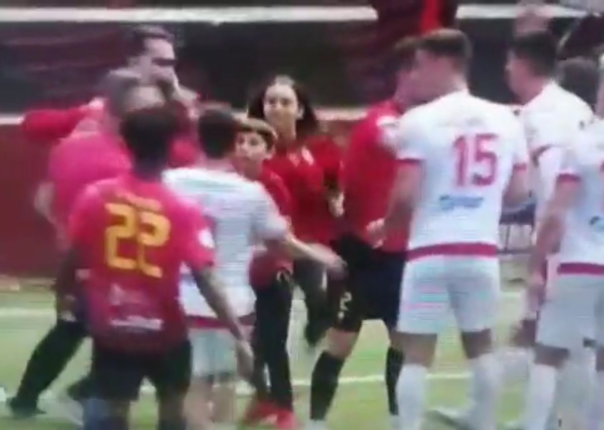 Imagini reprobabile din timpul meciului! Un minor a intervenit pentru a-și opri tatăl, care a intrat pe teren și a lovit un adversar