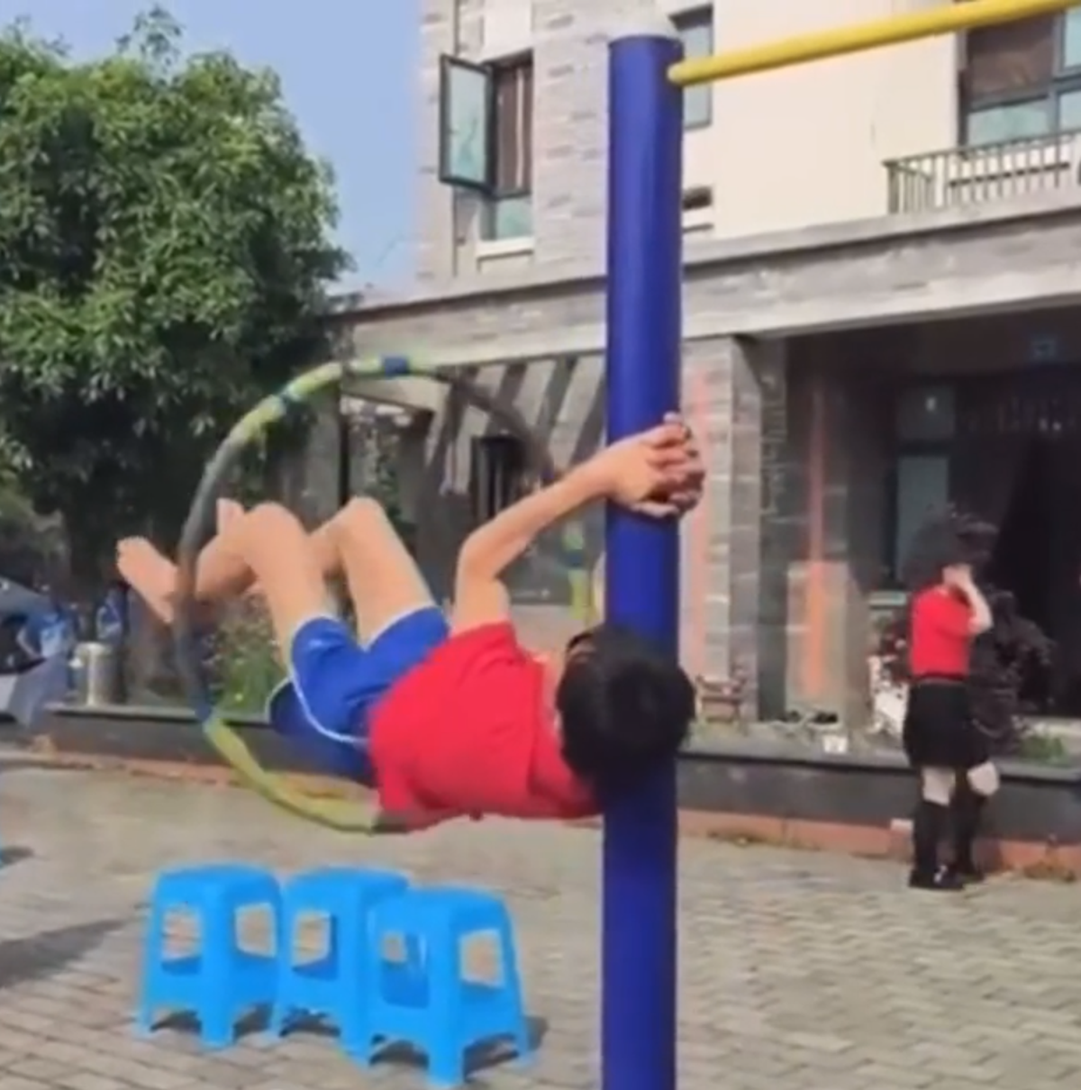 La 70 de ani, a înlocuit firele albe cu mușchi » Secretul din spatele formei incredibile