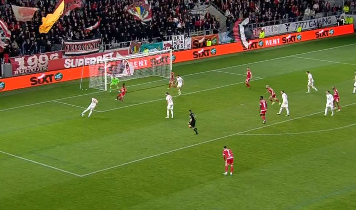 Decizie de neînțeles în Dinamo - Hermannstadt » Ofsaid dictat de VAR după o minge venită de la adversari! Balonul intrase în poartă