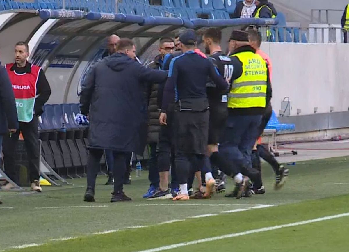 Scandal în FCU Craiova - Poli Iași: Leo Grozavu s-a dus peste arbitri