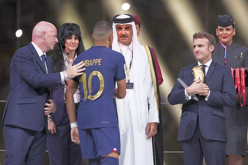 Mbappe, alături de emirul Qatarului (în centru) și Emmanuel Macron, în dreapta imaginii // foto: Guliver/gettyimages