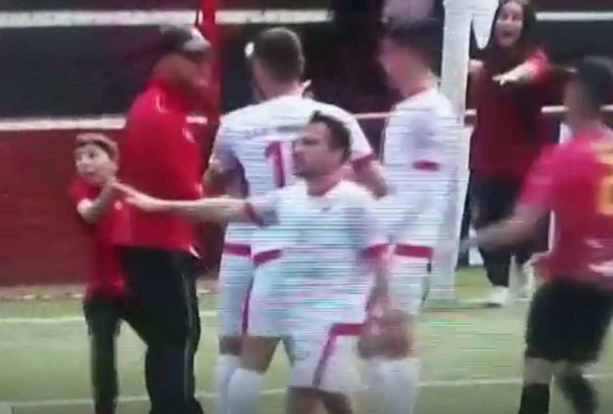 Imagini reprobabile din timpul meciului! Un minor a intervenit pentru a-și opri tatăl, care a intrat pe teren și a lovit un adversar