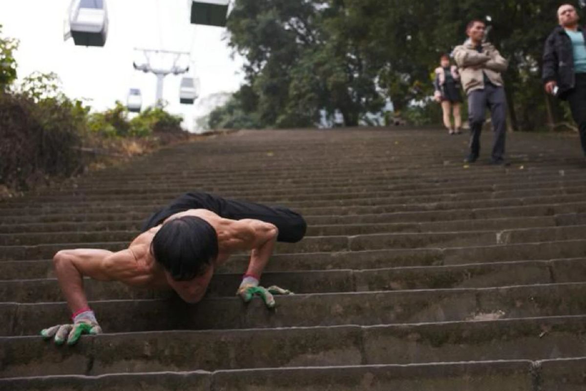 La 70 de ani, a înlocuit firele albe cu mușchi » Secretul din spatele formei incredibile