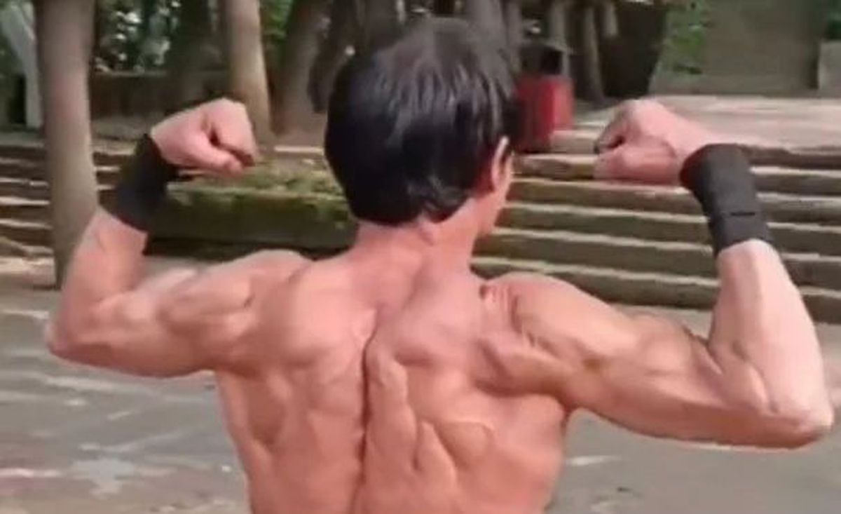 La 70 de ani, a înlocuit firele albe cu mușchi » Secretul din spatele formei incredibile